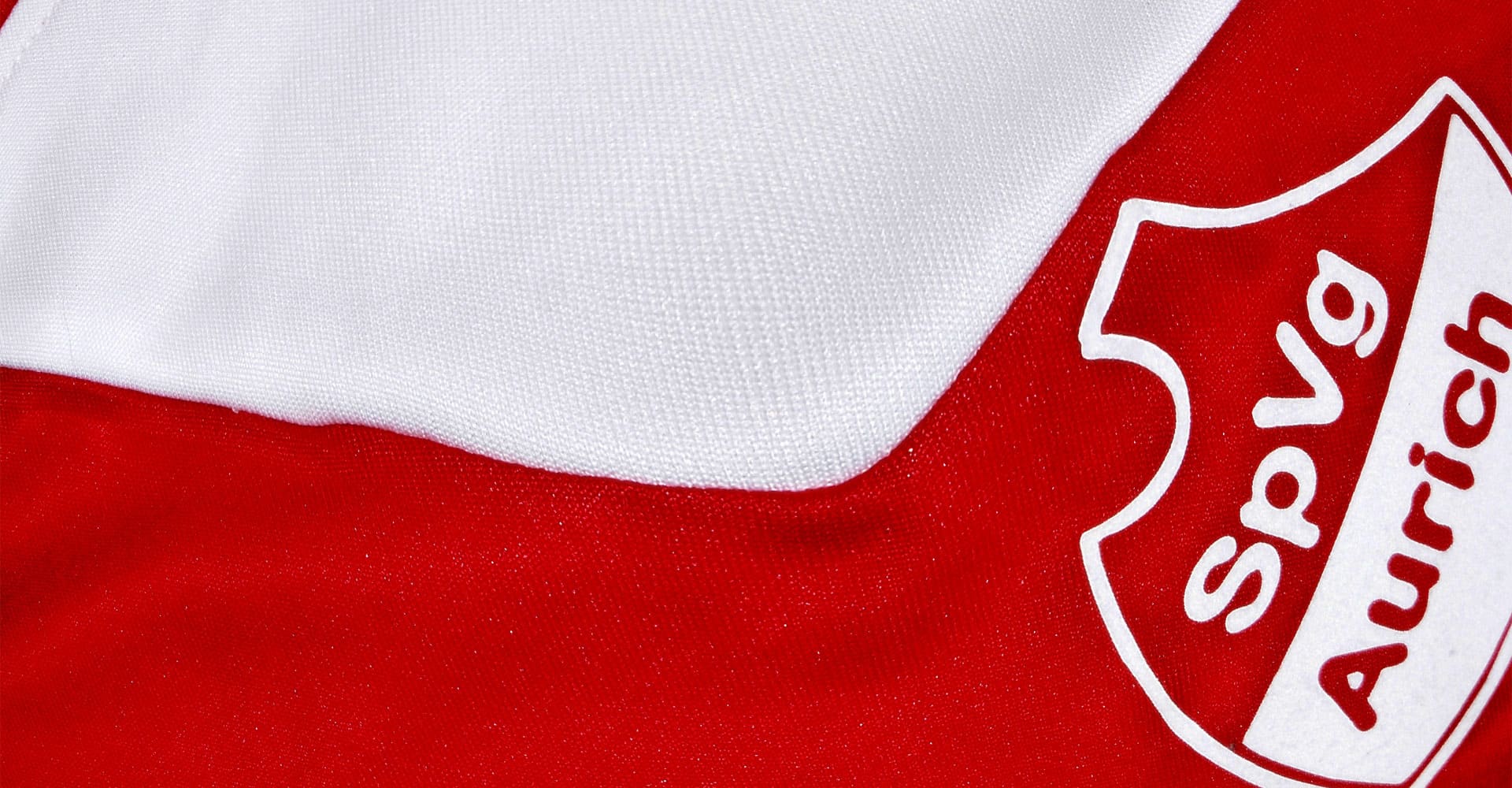Das rot-weiße Trikot der SpVg Aurich mit dem aufgedruckten Wappen